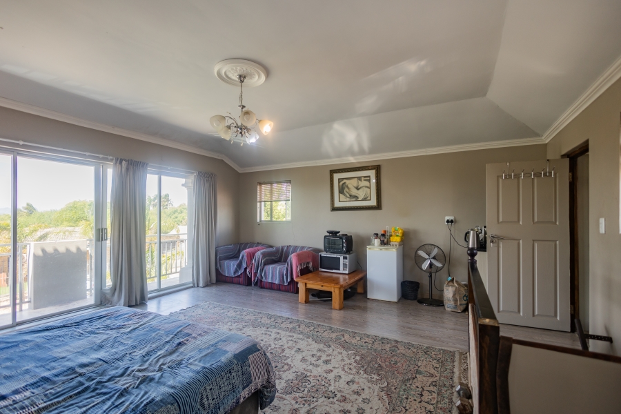 6 Bedroom Property for Sale in Uitzicht Western Cape